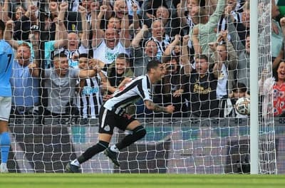 Almirón le marca al Manchester City y sale ovacionado 