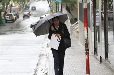 Pronostican jueves fresco con lluvias y vientos del sur