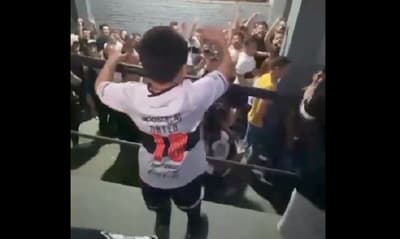 Hinchas de Olimpia ovacionan al pequeño Mateo en el Superclásico