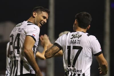 Libertad golea y se acerca a la punta