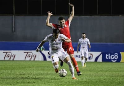 Nacional gana con uno menos y asegura la punta 