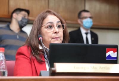 Senadora borra tuits tras aluvión de críticas 