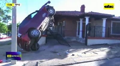 Aparatoso accidente vehicular deja al conductor herido