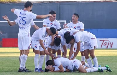 Nacional gana y no suelta la punta 