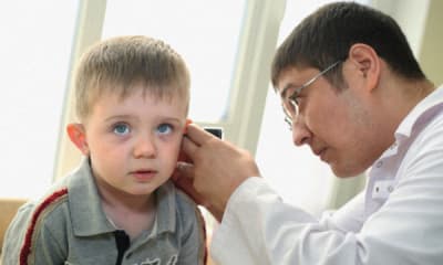 Cuando un niño fue a examinarse los oídos, revelaron algo inesperado que asombró al médico