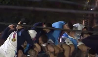 Messi y otros sufren “accidente” con cable en pleno festejo 