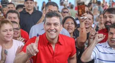 Peña afirma que funcionarios llegan a los cargos “gracias” al Partido Colorado