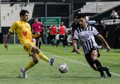 Libertad gana sobre la hora y vuelve a tomar distancia 