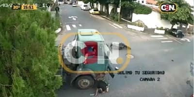 Motociclista termina debajo de camión tras choque