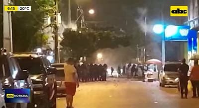 Policía resulta herido en arremetida de hinchas luqueños