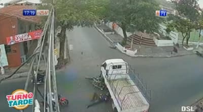 Camión avanza en transitada intersección y provoca caída de dos motociclistas