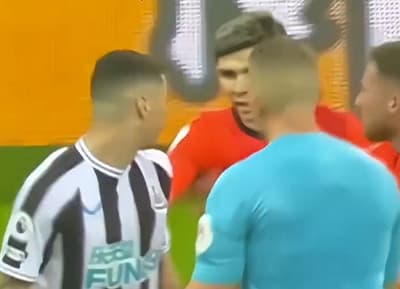 Fuerte cruce entre Almirón y Enciso en la Premier 