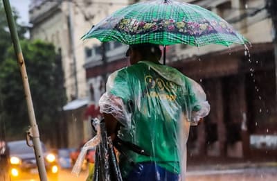 Anuncian domingo fresco con lluvias y tormentas