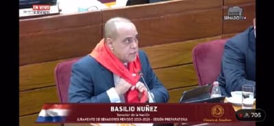 Bachi Núñez mociona con pañuelo colorado en su primera sesión como senador