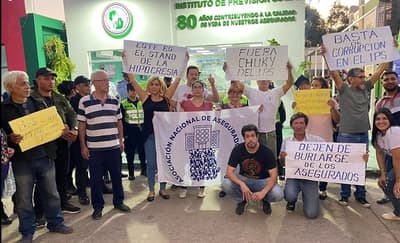 Asegurados escrachan al IPS frente a su stand de la Expo