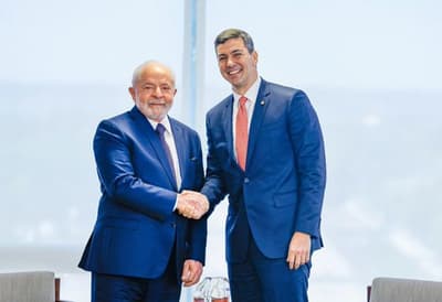 Lula critica a la organización del traspaso por tenerlo bajo el sol