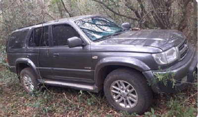 Banda abandona camioneta con la que intentó robar cajeros