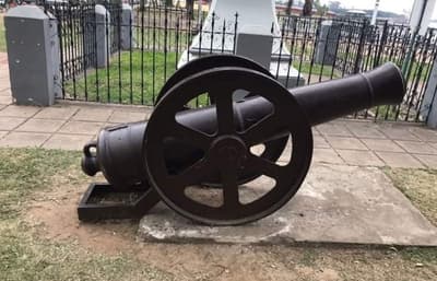 Imputan al gobernador de Presidente Hayes por “dañar” un cañón de guerra