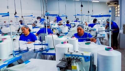 Reclusas fabrican batas hospitalarias en proyecto de reinserción