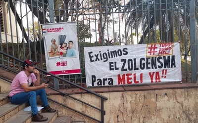 Desesperada lucha: se encadena para conseguir costoso medicamento para su hija