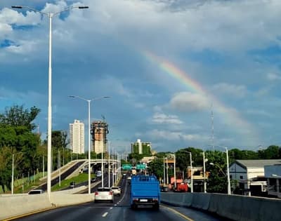 Anuncian un jueves cálido con vientos variables y lluvias al norte del país