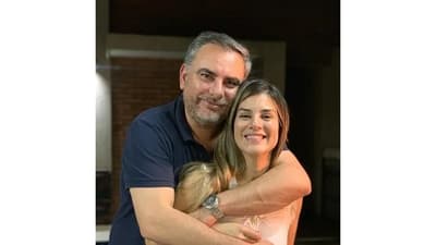 Corte admite acción de esposa de senador por gratificación