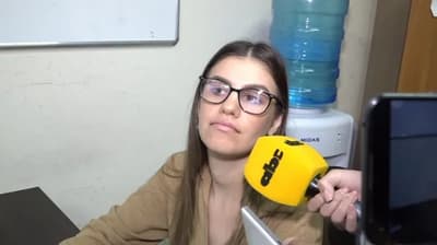 Montserrat Alliana elude a la prensa y exdirector agrede