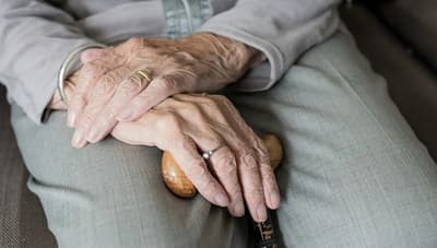 Hombre liberado por Fiscalía tras agredir a madre anciana