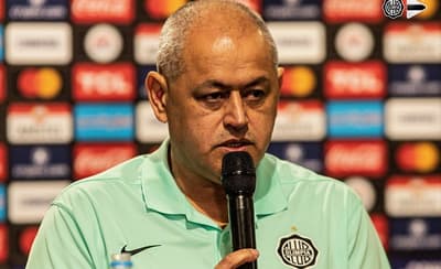 Olimpia cesa a Francisco Arce tras malos resultados en Apertura