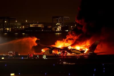Colisión entre aeronaves en aeropuerto de Tokio: Cinco víctimas fatales
