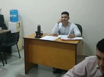 Nepobaby “asesor top” de Roya Torres reaparece y se niega a hablar