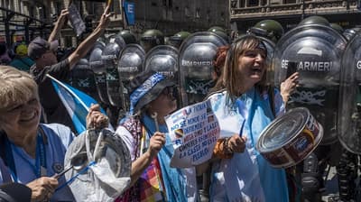 Docentes protestan contra recortes: Paro nacional en Argentina