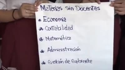 Estudiantes exigen docentes para materias específicas en Lambaré