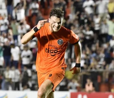 Doblete de Bruera mantiene viva la ilusión del Decano