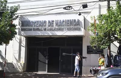 Caja Fiscal: ciudadanos subsidian jubilaciones de funcionarios públicos con sus impuestos