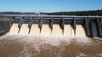 11 empresas compiten por vender energía paraguaya a Brasil