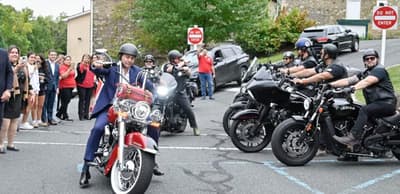 Santiago Peña pasea en moto con paraguayos en EE.UU. mientras el país enfrenta desafíos