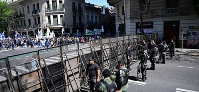 Universitarios protestan contra plan de ajuste de Javier Milei