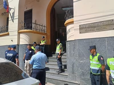 Jubilados municipales protestan ante falta de pagos y aplazamiento de elecciones
