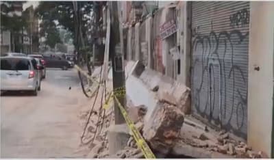 Derrumbe de antiguos comercios en Asunción deja sin luz y genera desvíos