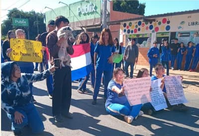 Padres y estudiantes de Luque reclaman docentes al MEC