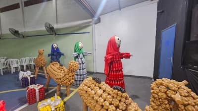 Alumnos y docentes de Luque elaboran pesebre gigante con botellas recicladas