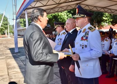Policía condecora a excomisario condenado por corrupción