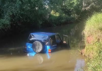 Camioneta cae al arroyo Ytororó tras maniobras peligrosas