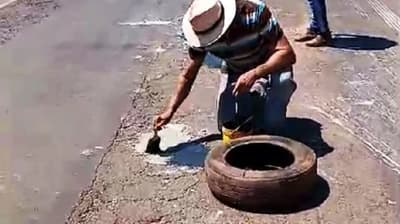 Pobladores reparan ruta ante abandono del MOPC