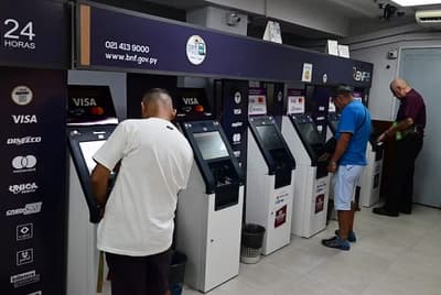 Docentes del MEC y universidades cobran salario hoy