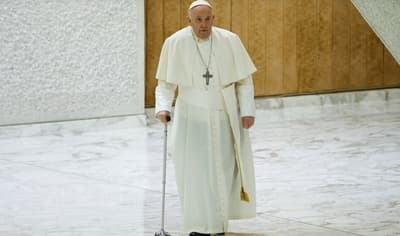 El papa Francisco sufre caída, pero sin fracturas
