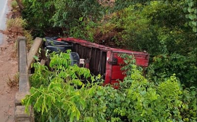 Camión cae de un puente en Ypané y deja dos heridos