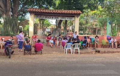 Padres acampan en escuela de Capiatá para inscribir a sus hijos
