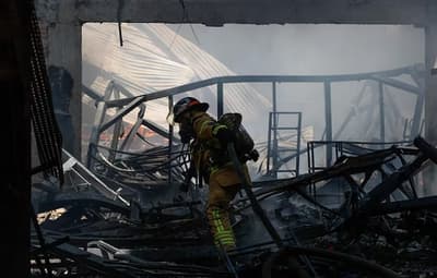 Incendio en depósito deportivo controlado al 80% en Fernando de la Mora